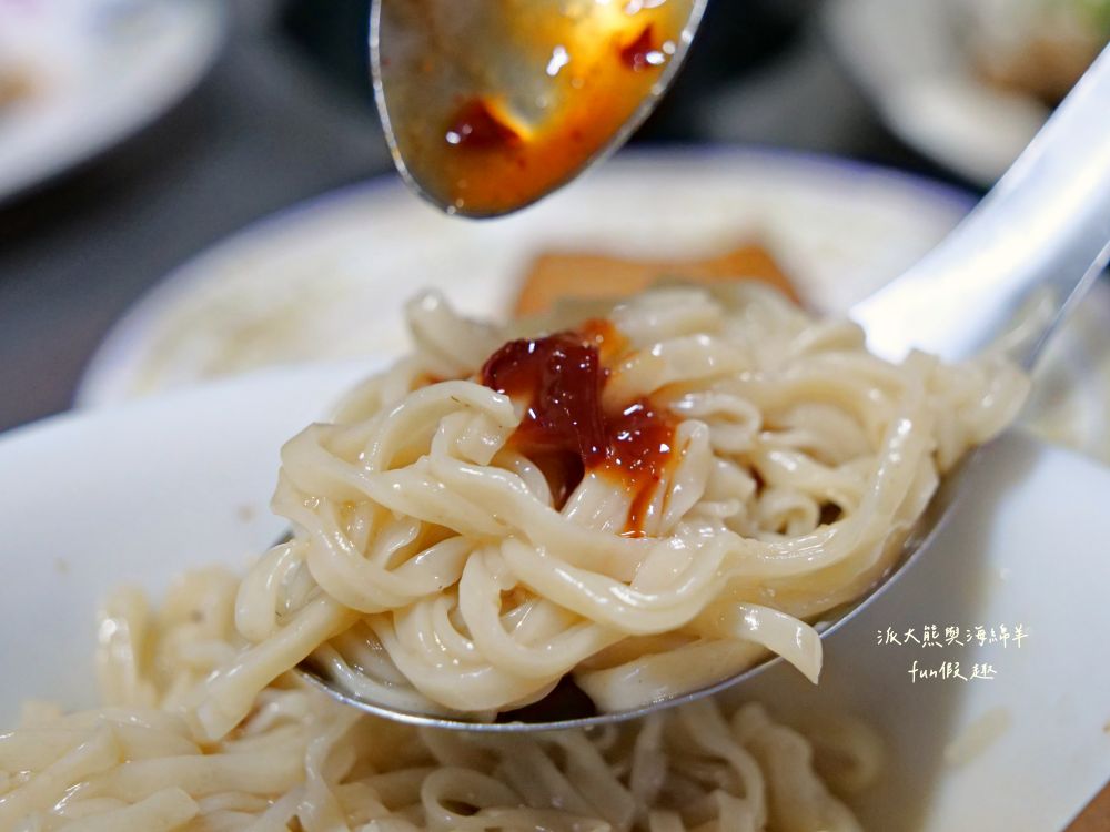 民權街92巷意麵老店｜南投市隱藏巷弄裡在地美食，從下午3點開始營業到宵夜的南投意麵，每種餐點都是超親民銅板價，夜裡嘴饞發作就來這裡享受飄香數十載的阿公阿嬤好手藝～