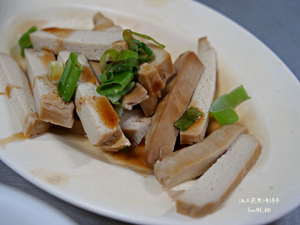 民權街92巷意麵老店｜南投市隱藏巷弄裡在地美食，從下午3點開始營業到宵夜的南投意麵，每種餐點都是超親民銅板價，夜裡嘴饞發作就來這裡享受飄香數十載的阿公阿嬤好手藝～