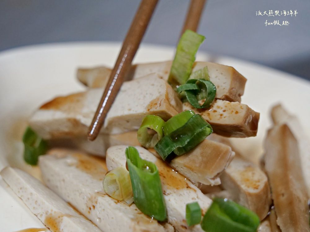 民權街92巷意麵老店｜南投市隱藏巷弄裡在地美食，從下午3點開始營業到宵夜的南投意麵，每種餐點都是超親民銅板價，夜裡嘴饞發作就來這裡享受飄香數十載的阿公阿嬤好手藝～