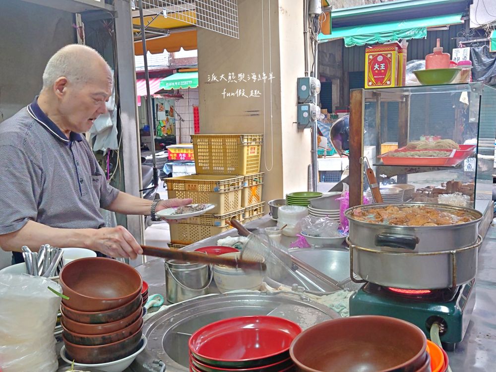 民權街92巷意麵老店｜南投市隱藏巷弄裡在地美食，從下午3點開始營業到宵夜的南投意麵，每種餐點都是超親民銅板價，夜裡嘴饞發作就來這裡享受飄香數十載的阿公阿嬤好手藝～