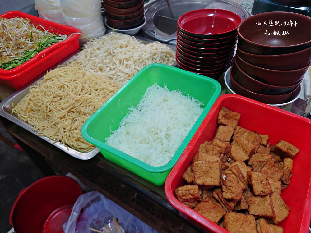 民權街92巷意麵老店｜南投市隱藏巷弄裡在地美食，從下午3點開始營業到宵夜的南投意麵，每種餐點都是超親民銅板價，夜裡嘴饞發作就來這裡享受飄香數十載的阿公阿嬤好手藝～