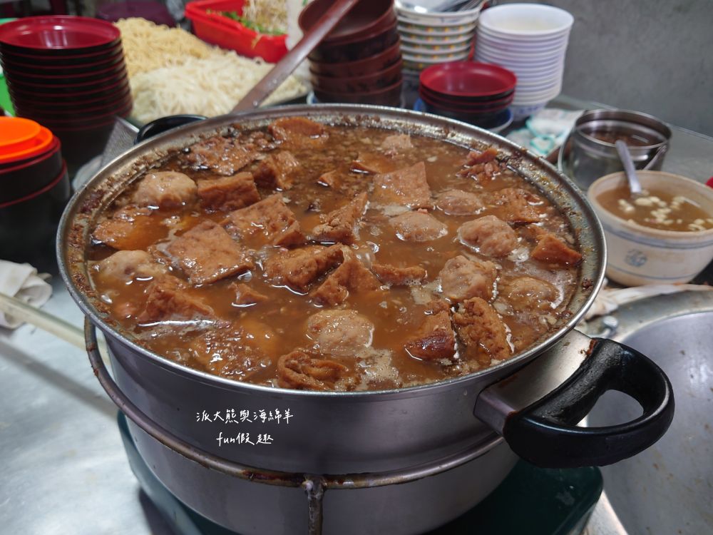 民權街92巷意麵老店｜南投市隱藏巷弄裡在地美食，從下午3點開始營業到宵夜的南投意麵，每種餐點都是超親民銅板價，夜裡嘴饞發作就來這裡享受飄香數十載的阿公阿嬤好手藝～