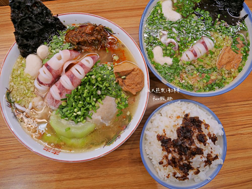 澎發號:雞湯小卷米粉（復興店）｜隱藏臺中後火車站的澎湖小卷麵線，以濃郁雞骨白湯為基底，搭配來自澎湖直送一整隻小卷與各種海鮮食材，共譜菊島鮮甜好滋味!!!臺中市區共有5家分店唷～在台中、桃園就能吃到澎湖美味🤤連食尚玩家～瘋狂總部都來介紹