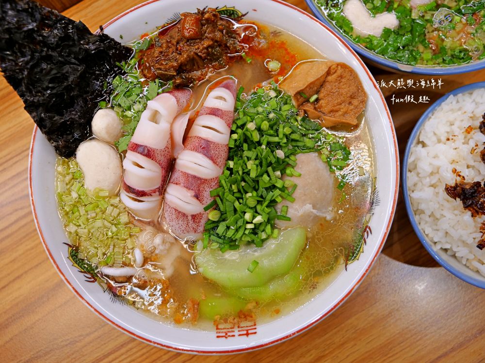 澎發號:雞湯小卷米粉（復興店）｜隱藏臺中後火車站的澎湖小卷麵線，以濃郁雞骨白湯為基底，搭配來自澎湖直送一整隻小卷與各種海鮮食材，共譜菊島鮮甜好滋味!!!臺中市區共有5家分店唷～在台中、桃園就能吃到澎湖美味🤤連食尚玩家～瘋狂總部都來介紹