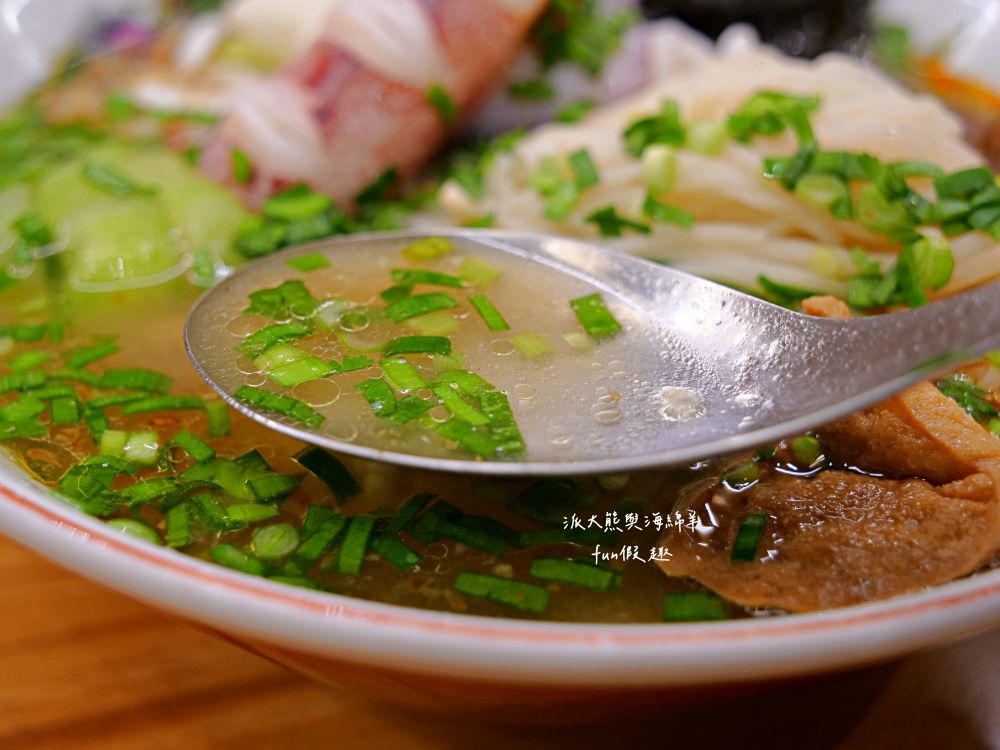 澎發號:雞湯小卷米粉（復興店）｜隱藏臺中後火車站的澎湖小卷麵線，以濃郁雞骨白湯為基底，搭配來自澎湖直送一整隻小卷與各種海鮮食材，共譜菊島鮮甜好滋味!!!臺中市區共有5家分店唷～在台中、桃園就能吃到澎湖美味🤤連食尚玩家～瘋狂總部都來介紹