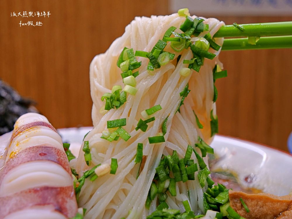 澎發號:雞湯小卷米粉（復興店）｜隱藏臺中後火車站的澎湖小卷麵線，以濃郁雞骨白湯為基底，搭配來自澎湖直送一整隻小卷與各種海鮮食材，共譜菊島鮮甜好滋味!!!臺中市區共有5家分店唷～在台中、桃園就能吃到澎湖美味🤤連食尚玩家～瘋狂總部都來介紹