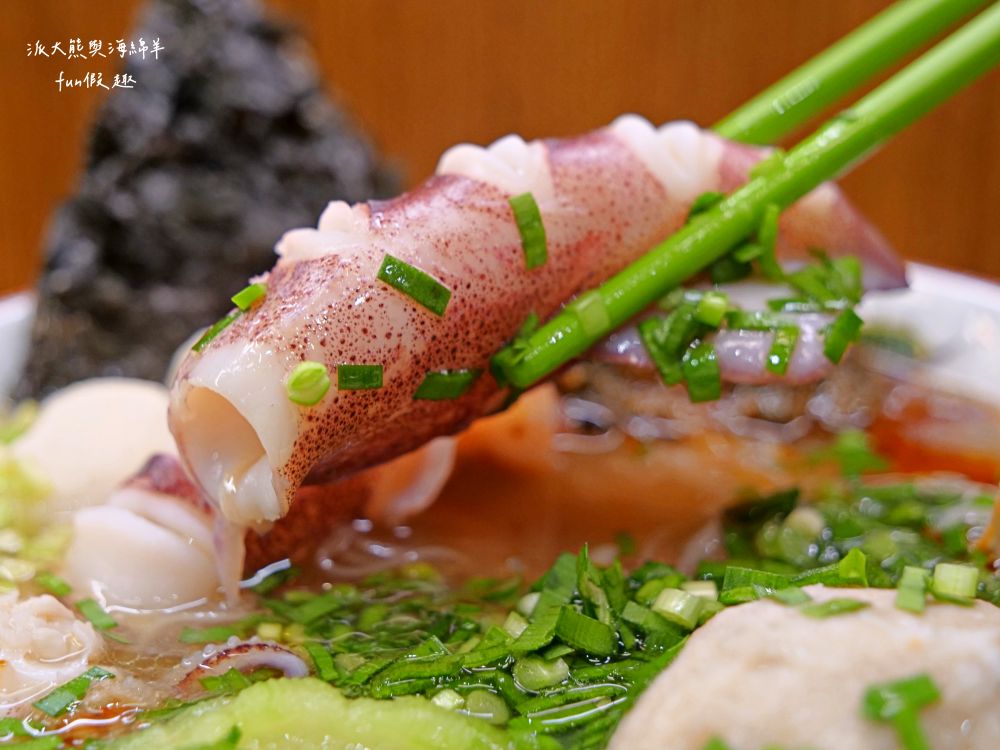 澎發號:雞湯小卷米粉（復興店）｜隱藏臺中後火車站的澎湖小卷麵線，以濃郁雞骨白湯為基底，搭配來自澎湖直送一整隻小卷與各種海鮮食材，共譜菊島鮮甜好滋味!!!臺中市區共有5家分店唷～在台中、桃園就能吃到澎湖美味🤤連食尚玩家～瘋狂總部都來介紹