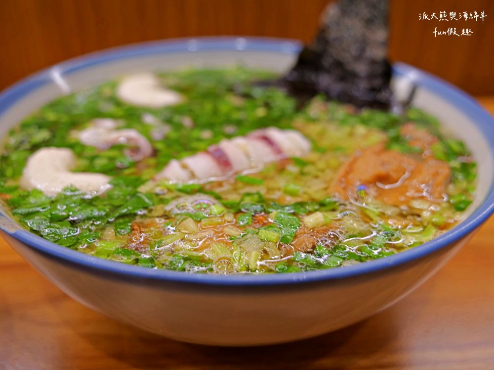 澎發號:雞湯小卷米粉（復興店）｜隱藏臺中後火車站的澎湖小卷麵線，以濃郁雞骨白湯為基底，搭配來自澎湖直送一整隻小卷與各種海鮮食材，共譜菊島鮮甜好滋味!!!臺中市區共有5家分店唷～在台中、桃園就能吃到澎湖美味🤤連食尚玩家～瘋狂總部都來介紹