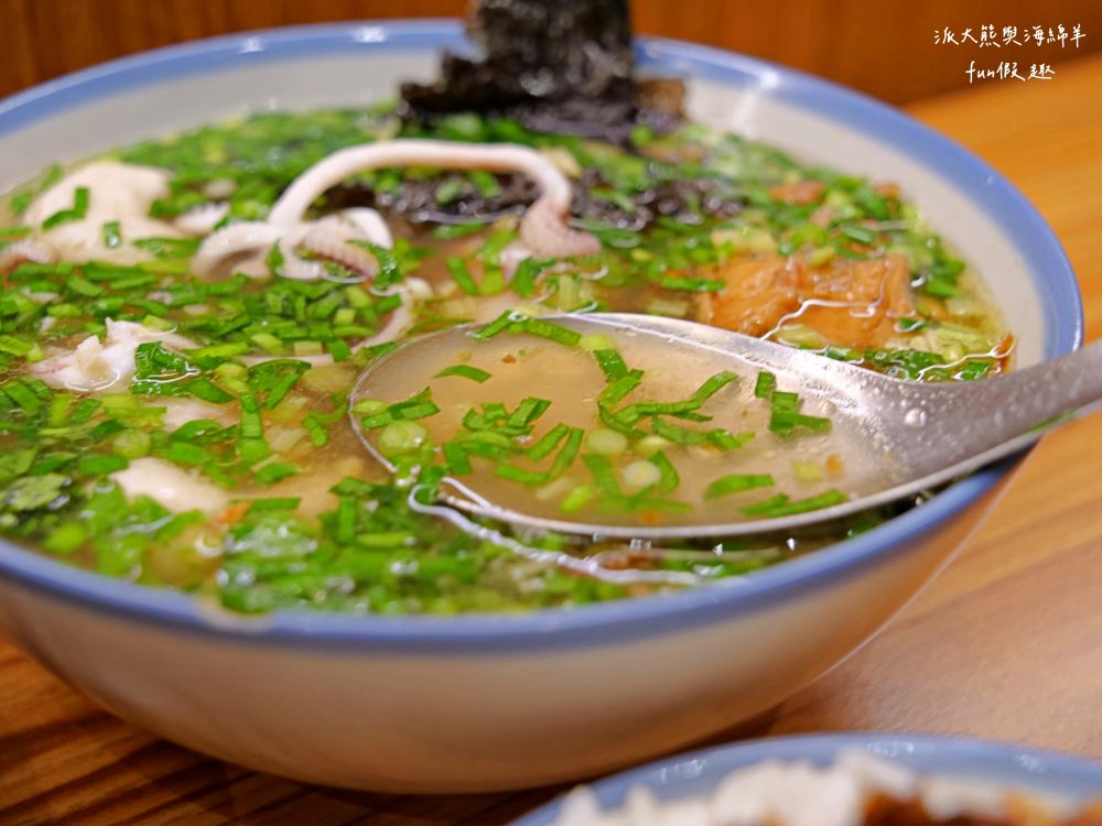 澎發號:雞湯小卷米粉（復興店）｜隱藏臺中後火車站的澎湖小卷麵線，以濃郁雞骨白湯為基底，搭配來自澎湖直送一整隻小卷與各種海鮮食材，共譜菊島鮮甜好滋味!!!臺中市區共有5家分店唷～在台中、桃園就能吃到澎湖美味🤤連食尚玩家～瘋狂總部都來介紹