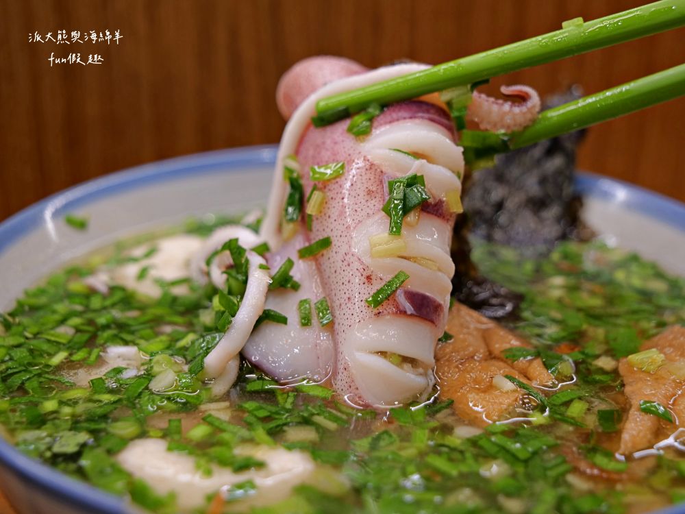 澎發號:雞湯小卷米粉（復興店）｜隱藏臺中後火車站的澎湖小卷麵線，以濃郁雞骨白湯為基底，搭配來自澎湖直送一整隻小卷與各種海鮮食材，共譜菊島鮮甜好滋味!!!臺中市區共有5家分店唷～在台中、桃園就能吃到澎湖美味🤤連食尚玩家～瘋狂總部都來介紹