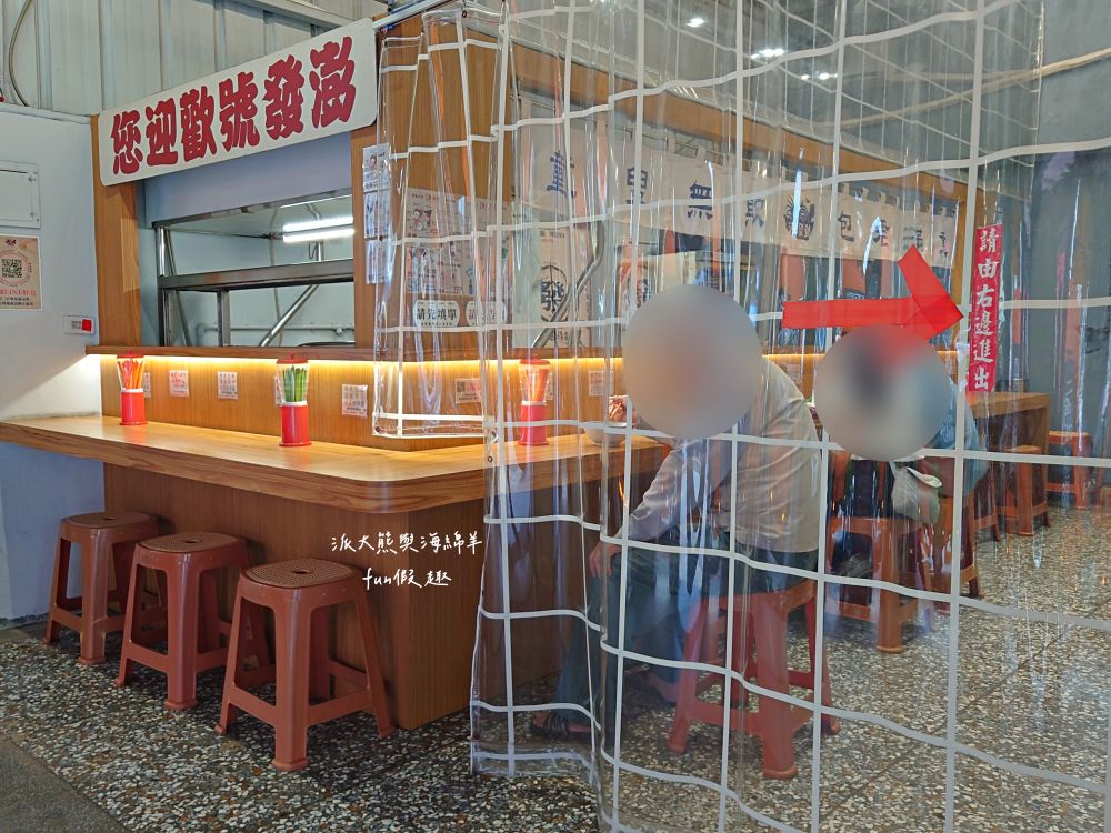 澎發號:雞湯小卷米粉（復興店）｜隱藏臺中後火車站的澎湖小卷麵線，以濃郁雞骨白湯為基底，搭配來自澎湖直送一整隻小卷與各種海鮮食材，共譜菊島鮮甜好滋味!!!臺中市區共有5家分店唷～在台中、桃園就能吃到澎湖美味🤤連食尚玩家～瘋狂總部都來介紹