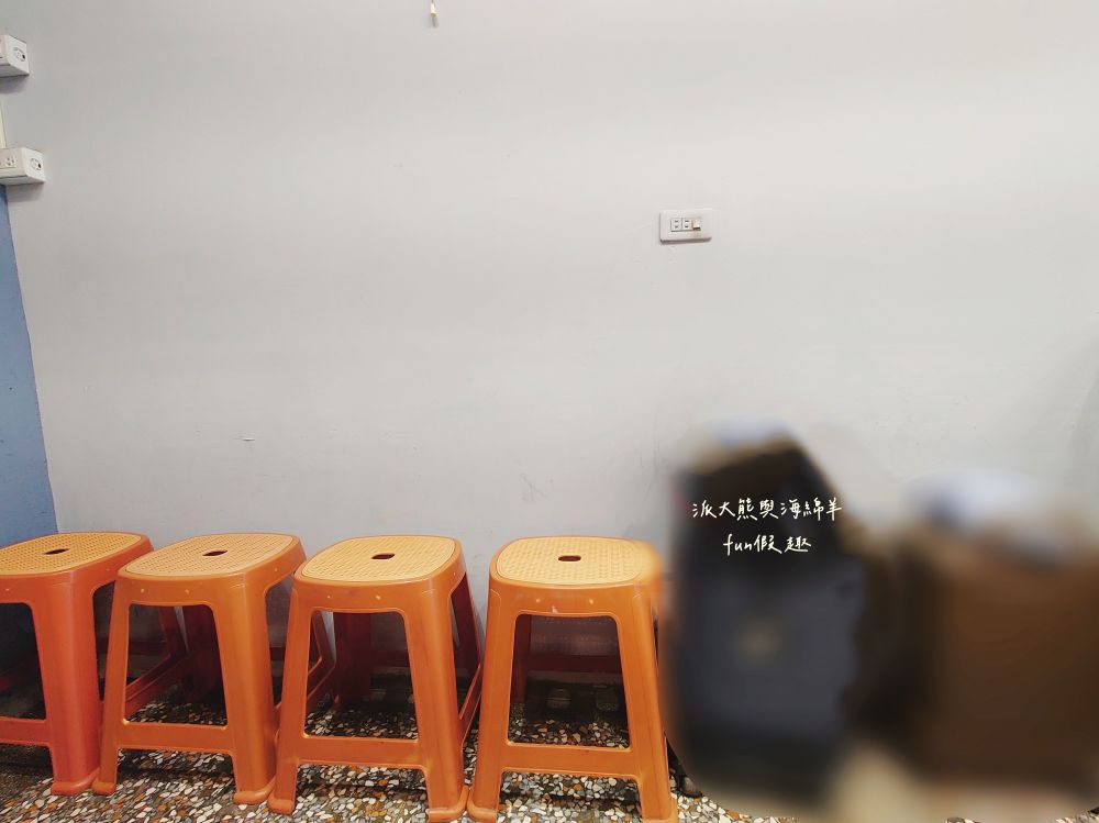 澎發號:雞湯小卷米粉（復興店）｜隱藏臺中後火車站的澎湖小卷麵線，以濃郁雞骨白湯為基底，搭配來自澎湖直送一整隻小卷與各種海鮮食材，共譜菊島鮮甜好滋味!!!臺中市區共有5家分店唷～在台中、桃園就能吃到澎湖美味🤤連食尚玩家～瘋狂總部都來介紹