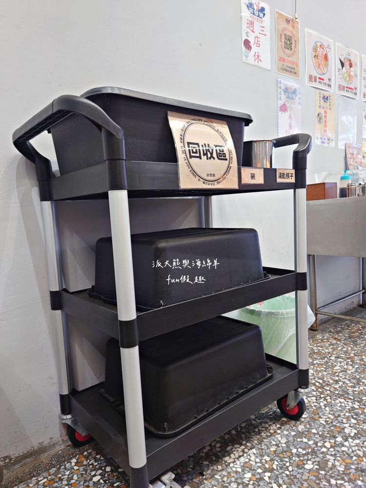 澎發號:雞湯小卷米粉（復興店）｜隱藏臺中後火車站的澎湖小卷麵線，以濃郁雞骨白湯為基底，搭配來自澎湖直送一整隻小卷與各種海鮮食材，共譜菊島鮮甜好滋味!!!臺中市區共有5家分店唷～在台中、桃園就能吃到澎湖美味🤤連食尚玩家～瘋狂總部都來介紹