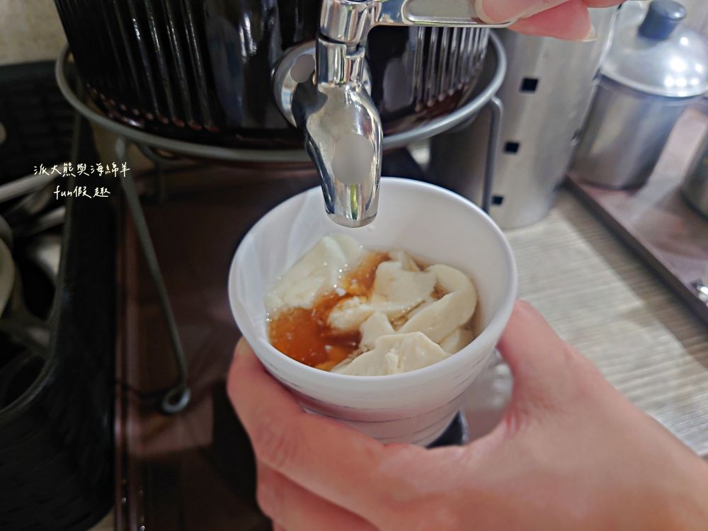 麵家二眷-永康店｜以牛肉麵與七種口味的冰花圓盤煎餃2大餐點為招牌，臺南永康區鹽行特色眷村味，還有提供獨特寬版皮帶麵與限量帶骨牛肋排，內用還可以享用古早味豆花吃到飽!!!