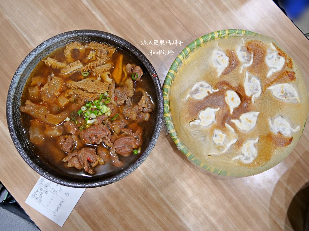 麵家二眷-永康店｜以牛肉麵與七種口味的冰花圓盤煎餃2大餐點為招牌，臺南永康區鹽行特色眷村味，還有提供獨特寬版皮帶麵與限量帶骨牛肋排，內用還可以享用古早味豆花吃到飽!!!