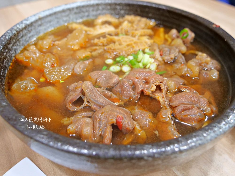 麵家二眷-永康店｜以牛肉麵與七種口味的冰花圓盤煎餃2大餐點為招牌，臺南永康區鹽行特色眷村味，還有提供獨特寬版皮帶麵與限量帶骨牛肋排，內用還可以享用古早味豆花吃到飽!!!