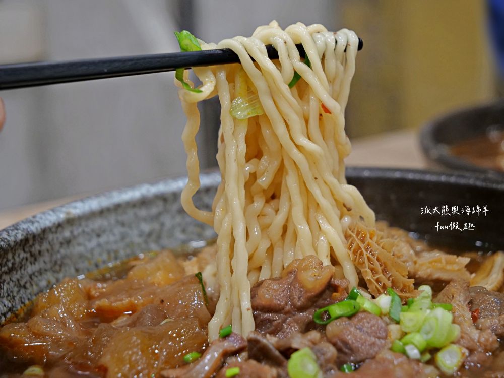 麵家二眷-永康店｜以牛肉麵與七種口味的冰花圓盤煎餃2大餐點為招牌，臺南永康區鹽行特色眷村味，還有提供獨特寬版皮帶麵與限量帶骨牛肋排，內用還可以享用古早味豆花吃到飽!!!