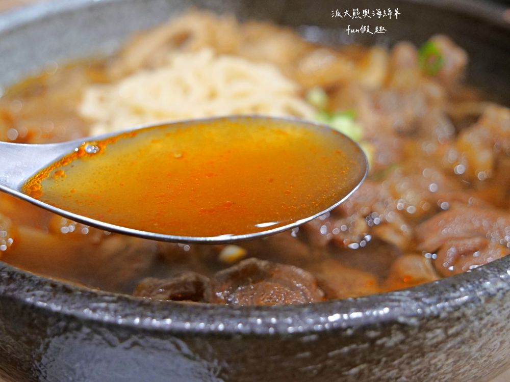 麵家二眷-永康店｜以牛肉麵與七種口味的冰花圓盤煎餃2大餐點為招牌，臺南永康區鹽行特色眷村味，還有提供獨特寬版皮帶麵與限量帶骨牛肋排，內用還可以享用古早味豆花吃到飽!!!