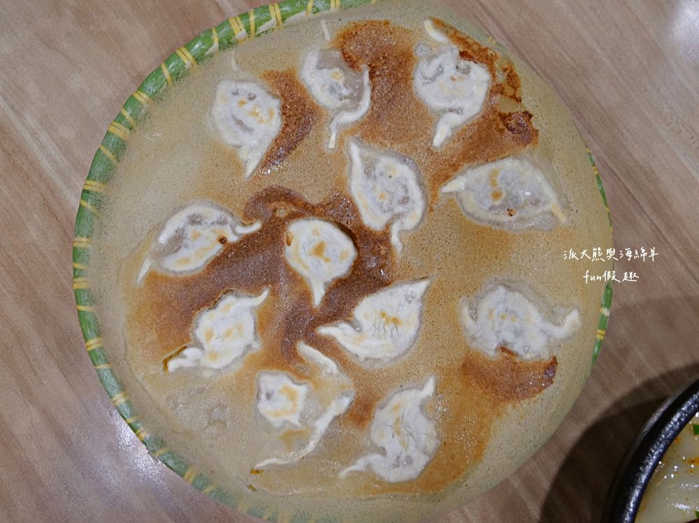 麵家二眷-永康店｜以牛肉麵與七種口味的冰花圓盤煎餃2大餐點為招牌，臺南永康區鹽行特色眷村味，還有提供獨特寬版皮帶麵與限量帶骨牛肋排，內用還可以享用古早味豆花吃到飽!!!