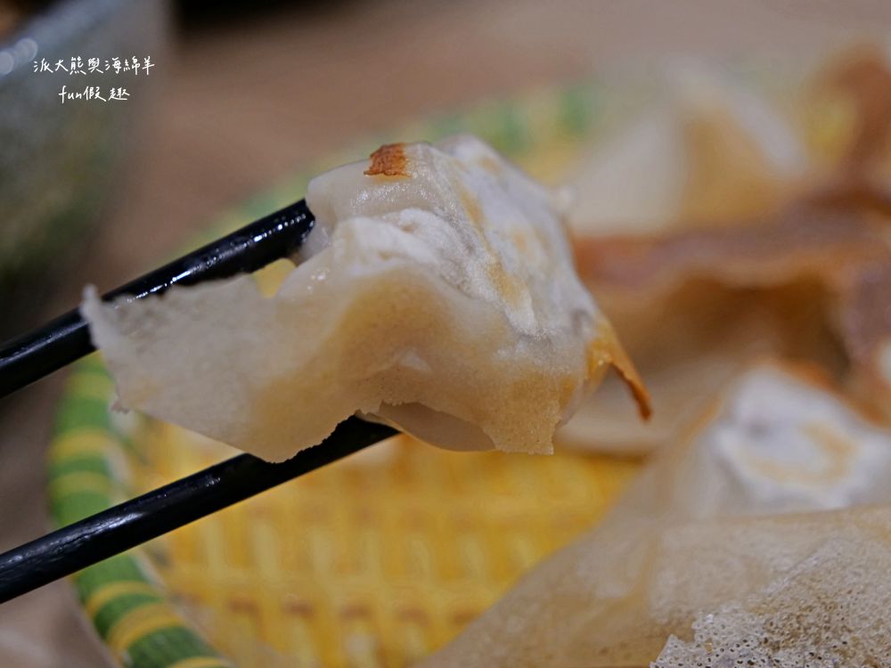 麵家二眷-永康店｜以牛肉麵與七種口味的冰花圓盤煎餃2大餐點為招牌，臺南永康區鹽行特色眷村味，還有提供獨特寬版皮帶麵與限量帶骨牛肋排，內用還可以享用古早味豆花吃到飽!!!