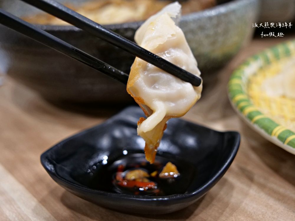 麵家二眷-永康店｜以牛肉麵與七種口味的冰花圓盤煎餃2大餐點為招牌，臺南永康區鹽行特色眷村味，還有提供獨特寬版皮帶麵與限量帶骨牛肋排，內用還可以享用古早味豆花吃到飽!!!