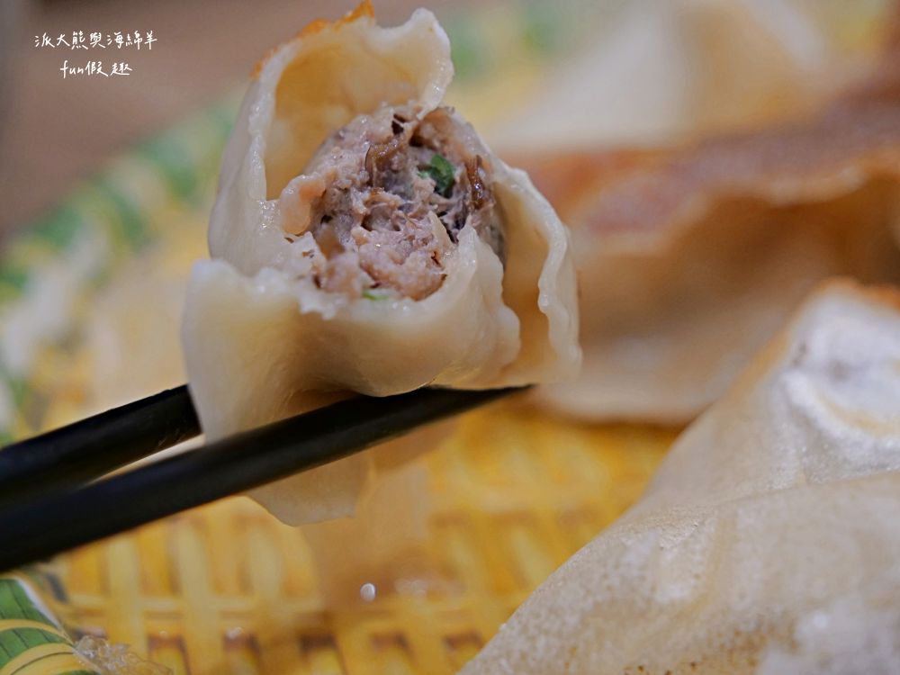 麵家二眷-永康店｜以牛肉麵與七種口味的冰花圓盤煎餃2大餐點為招牌，臺南永康區鹽行特色眷村味，還有提供獨特寬版皮帶麵與限量帶骨牛肋排，內用還可以享用古早味豆花吃到飽!!!