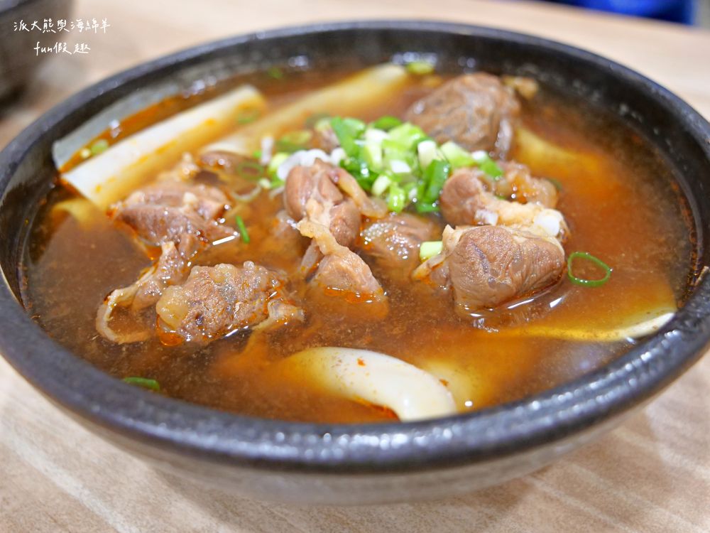 麵家二眷-永康店｜以牛肉麵與七種口味的冰花圓盤煎餃2大餐點為招牌，臺南永康區鹽行特色眷村味，還有提供獨特寬版皮帶麵與限量帶骨牛肋排，內用還可以享用古早味豆花吃到飽!!!