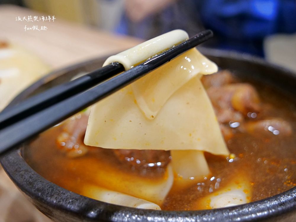 麵家二眷-永康店｜以牛肉麵與七種口味的冰花圓盤煎餃2大餐點為招牌，臺南永康區鹽行特色眷村味，還有提供獨特寬版皮帶麵與限量帶骨牛肋排，內用還可以享用古早味豆花吃到飽!!!