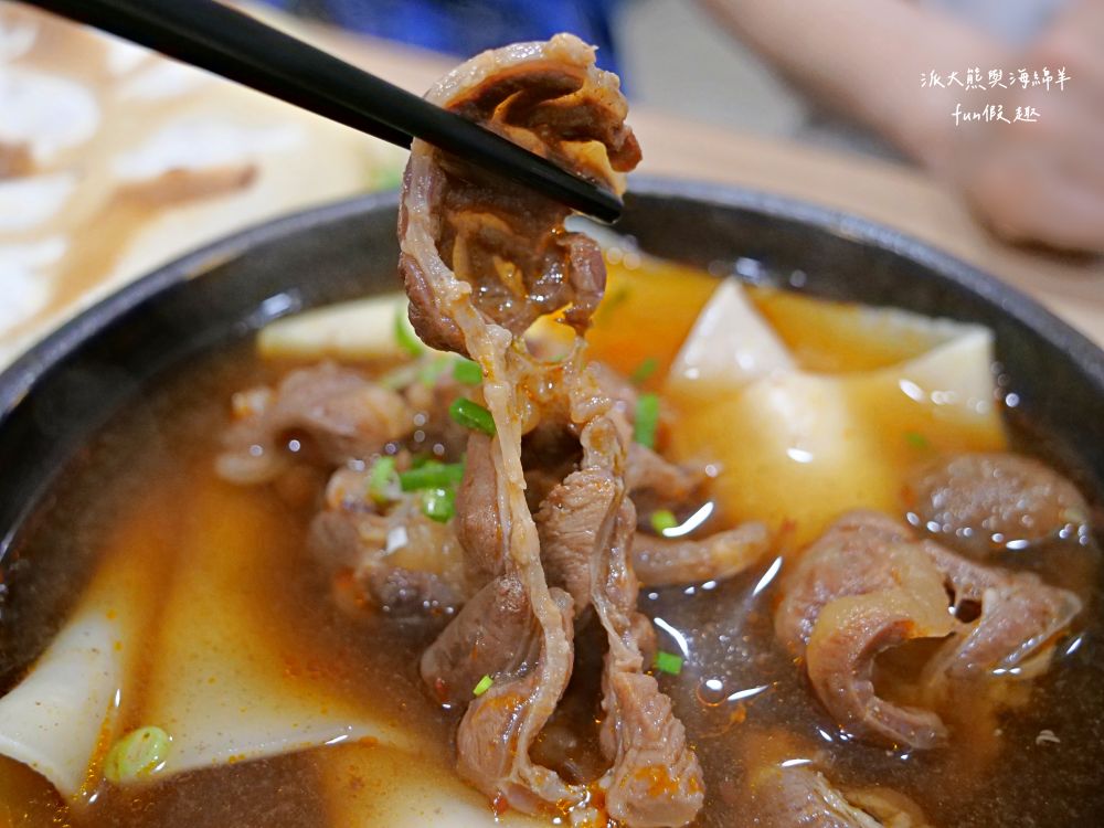 麵家二眷-永康店｜以牛肉麵與七種口味的冰花圓盤煎餃2大餐點為招牌，臺南永康區鹽行特色眷村味，還有提供獨特寬版皮帶麵與限量帶骨牛肋排，內用還可以享用古早味豆花吃到飽!!!