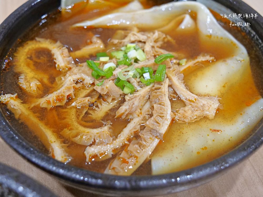 麵家二眷-永康店｜以牛肉麵與七種口味的冰花圓盤煎餃2大餐點為招牌，臺南永康區鹽行特色眷村味，還有提供獨特寬版皮帶麵與限量帶骨牛肋排，內用還可以享用古早味豆花吃到飽!!!