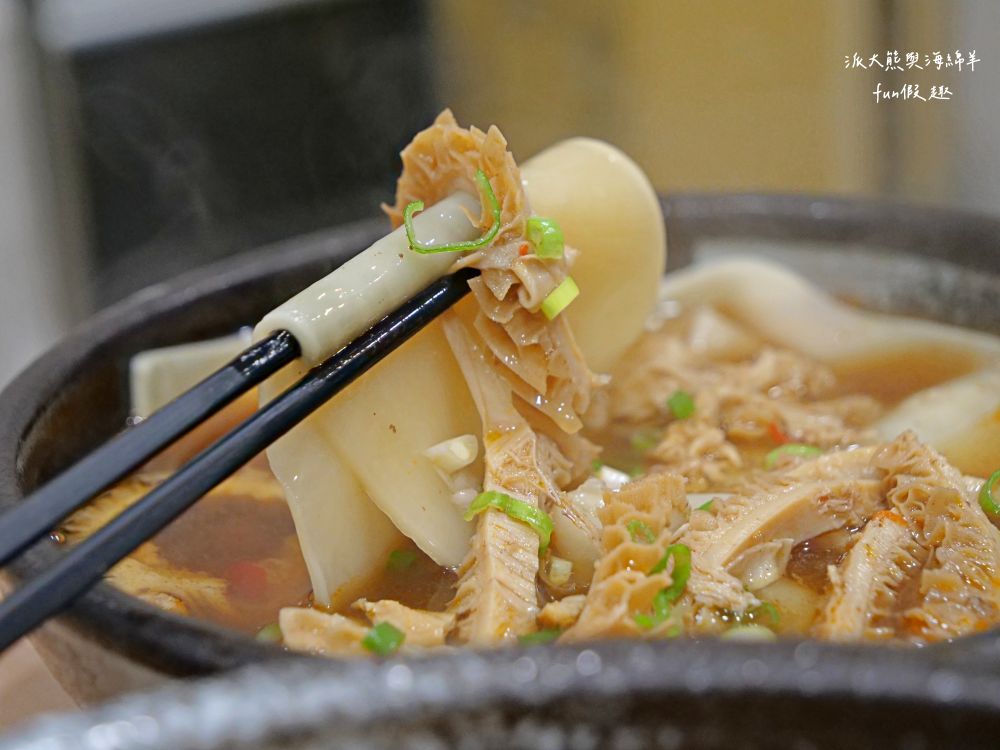 麵家二眷-永康店｜以牛肉麵與七種口味的冰花圓盤煎餃2大餐點為招牌，臺南永康區鹽行特色眷村味，還有提供獨特寬版皮帶麵與限量帶骨牛肋排，內用還可以享用古早味豆花吃到飽!!!