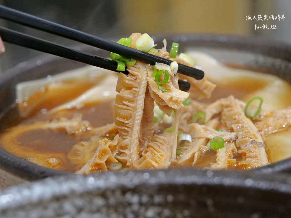 麵家二眷-永康店｜以牛肉麵與七種口味的冰花圓盤煎餃2大餐點為招牌，臺南永康區鹽行特色眷村味，還有提供獨特寬版皮帶麵與限量帶骨牛肋排，內用還可以享用古早味豆花吃到飽!!!