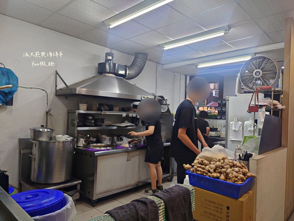 麵家二眷-永康店｜以牛肉麵與七種口味的冰花圓盤煎餃2大餐點為招牌，臺南永康區鹽行特色眷村味，還有提供獨特寬版皮帶麵與限量帶骨牛肋排，內用還可以享用古早味豆花吃到飽!!!