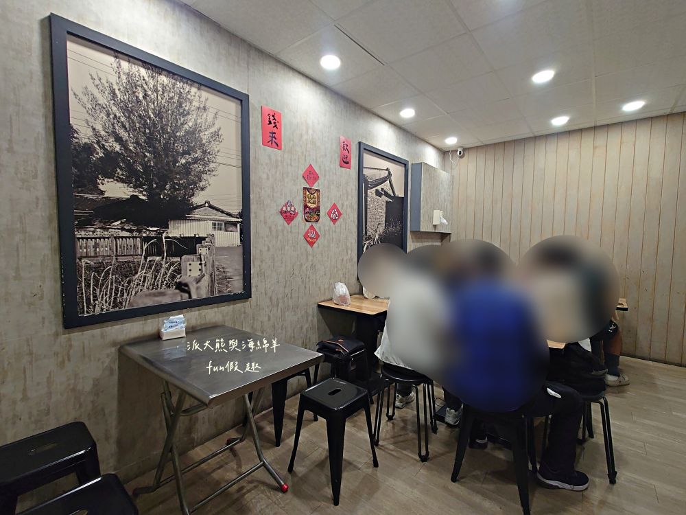 麵家二眷-永康店｜以牛肉麵與七種口味的冰花圓盤煎餃2大餐點為招牌，臺南永康區鹽行特色眷村味，還有提供獨特寬版皮帶麵與限量帶骨牛肋排，內用還可以享用古早味豆花吃到飽!!!