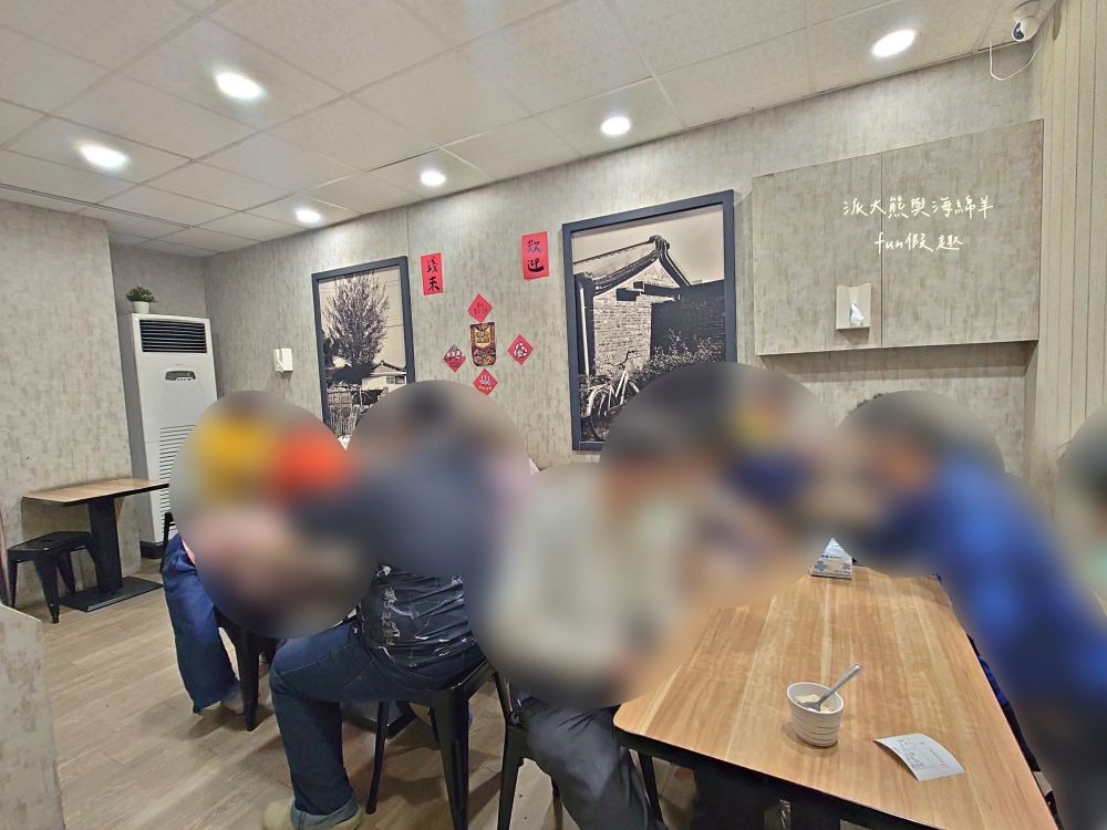 麵家二眷-永康店｜以牛肉麵與七種口味的冰花圓盤煎餃2大餐點為招牌，臺南永康區鹽行特色眷村味，還有提供獨特寬版皮帶麵與限量帶骨牛肋排，內用還可以享用古早味豆花吃到飽!!!