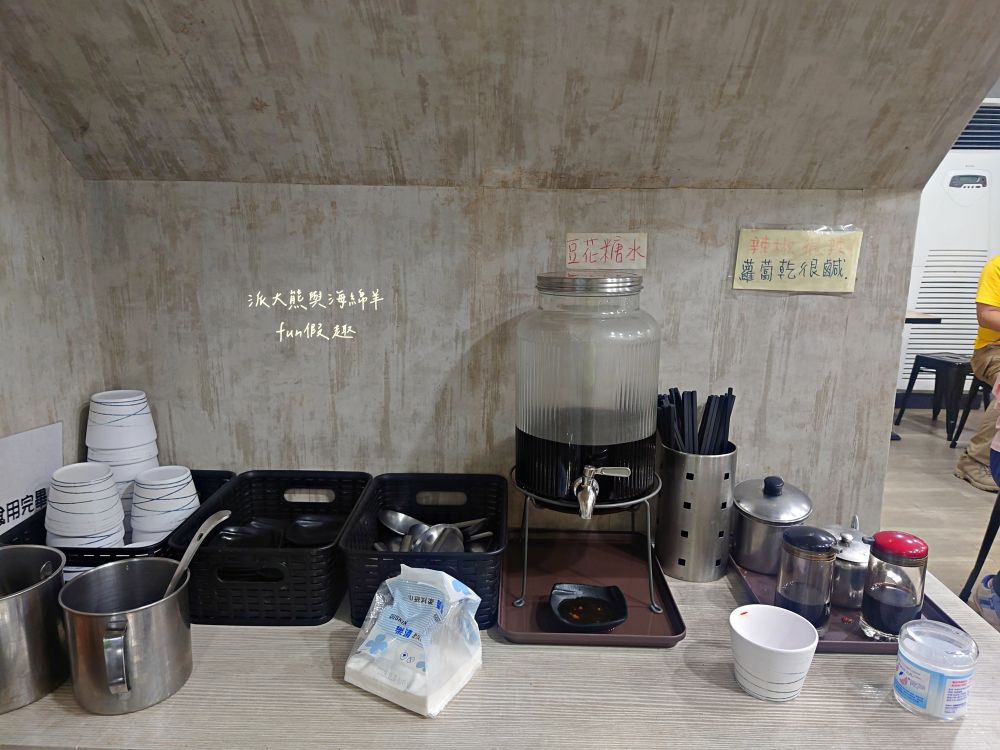 麵家二眷-永康店｜以牛肉麵與七種口味的冰花圓盤煎餃2大餐點為招牌，臺南永康區鹽行特色眷村味，還有提供獨特寬版皮帶麵與限量帶骨牛肋排，內用還可以享用古早味豆花吃到飽!!!