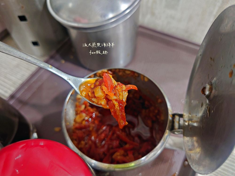 麵家二眷-永康店｜以牛肉麵與七種口味的冰花圓盤煎餃2大餐點為招牌，臺南永康區鹽行特色眷村味，還有提供獨特寬版皮帶麵與限量帶骨牛肋排，內用還可以享用古早味豆花吃到飽!!!