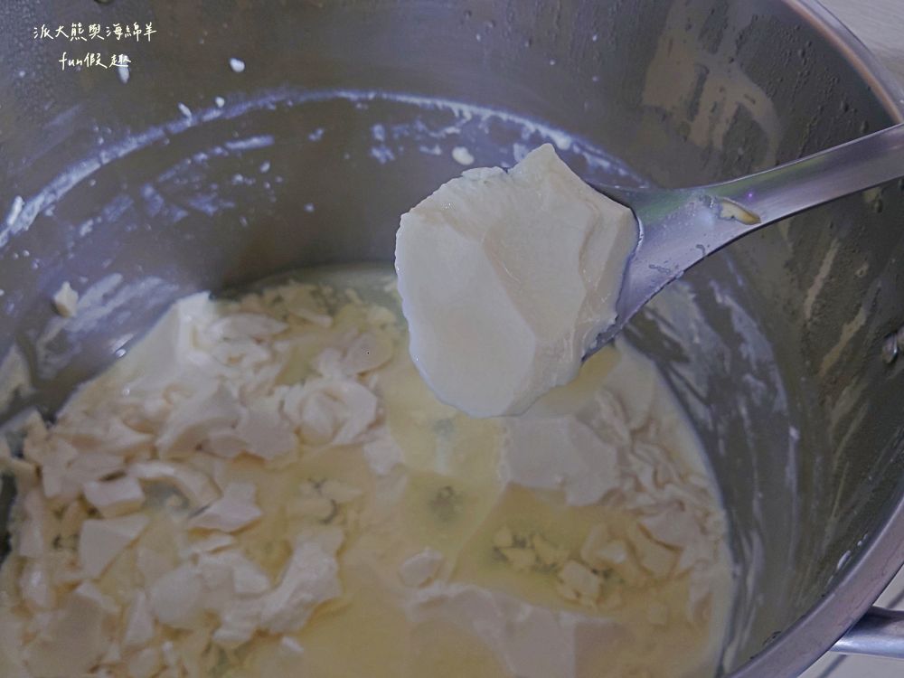 麵家二眷-永康店｜以牛肉麵與七種口味的冰花圓盤煎餃2大餐點為招牌，臺南永康區鹽行特色眷村味，還有提供獨特寬版皮帶麵與限量帶骨牛肋排，內用還可以享用古早味豆花吃到飽!!!