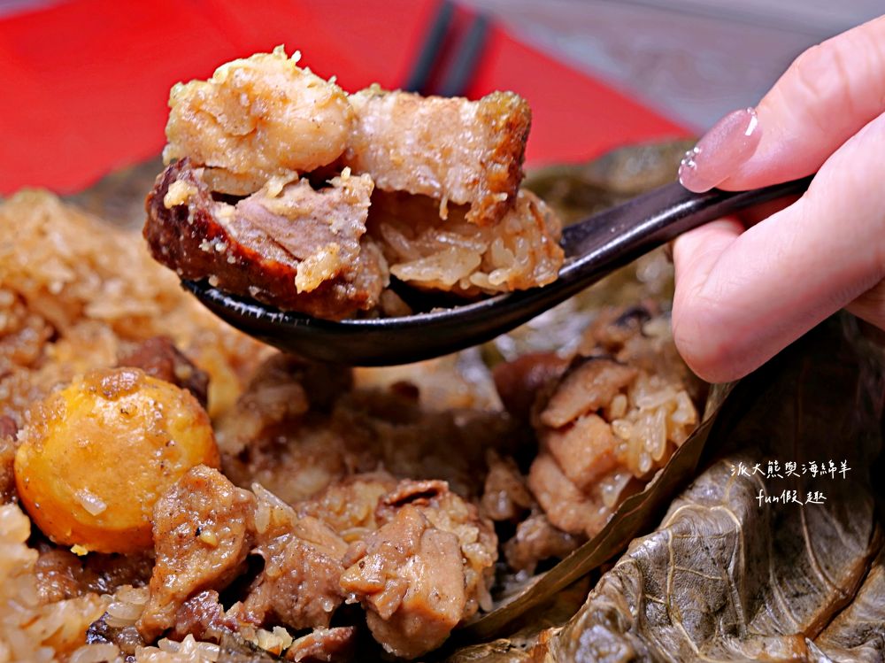 拾粵至尊粿蒸粽︱2024端午節慶限定巨無霸港式粿蒸粽，每顆重達12兩且粽料嚴選多種食材，根本就是肉粽至尊，佳節自用送禮兩相宜～拾粵茶餐館&李記港式燒臘隆重推出!