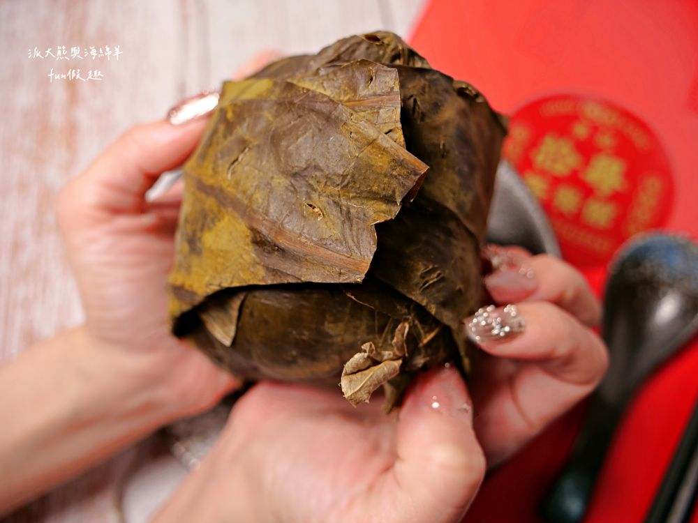 拾粵至尊粿蒸粽︱2024端午節慶限定巨無霸港式粿蒸粽，每顆重達12兩且粽料嚴選多種食材，根本就是肉粽至尊，佳節自用送禮兩相宜～拾粵茶餐館&李記港式燒臘隆重推出!