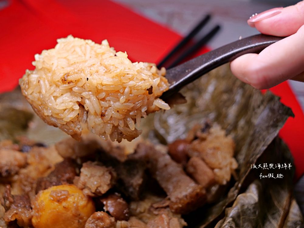 拾粵至尊粿蒸粽︱2024端午節慶限定巨無霸港式粿蒸粽，每顆重達12兩且粽料嚴選多種食材，根本就是肉粽至尊，佳節自用送禮兩相宜～拾粵茶餐館&李記港式燒臘隆重推出!