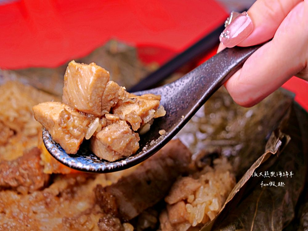 拾粵至尊粿蒸粽︱2024端午節慶限定巨無霸港式粿蒸粽，每顆重達12兩且粽料嚴選多種食材，根本就是肉粽至尊，佳節自用送禮兩相宜～拾粵茶餐館&李記港式燒臘隆重推出!