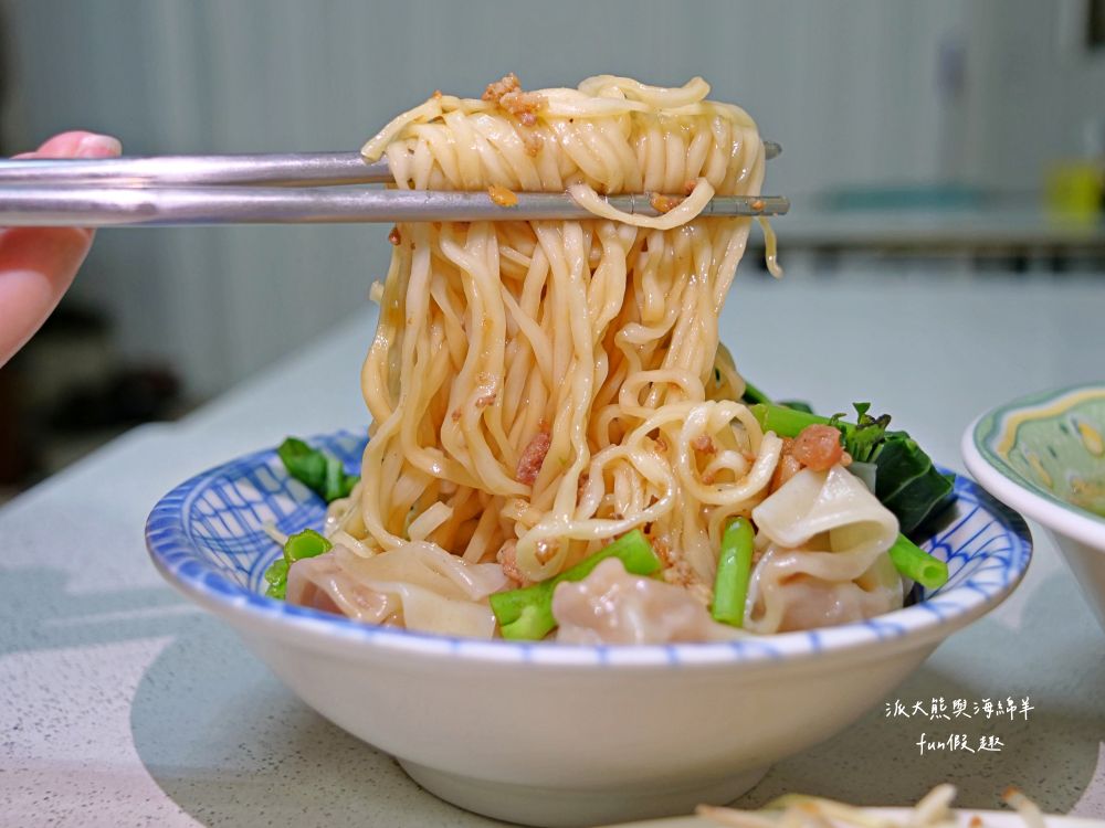 南投肉圓仔湯意麵｜南投復興路無招牌的路邊麵攤，在地人推薦南投意麵搭配肉圓仔湯，份量十足CP值高，必吃南投意麵、肉圓仔湯、餛飩麵與各類小菜!!!上午11點營業到晚上7點～