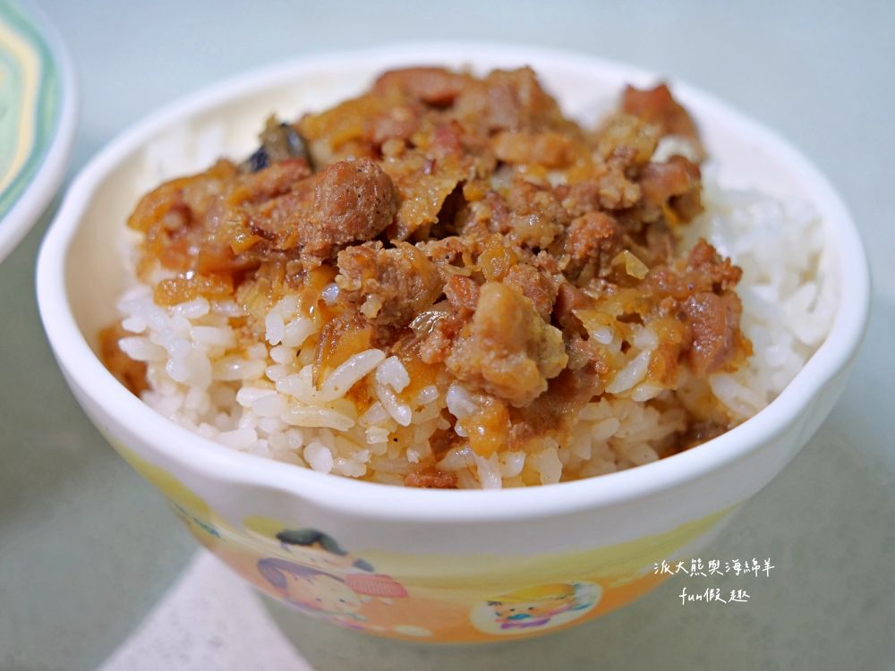 南投肉圓仔湯意麵｜南投復興路無招牌的路邊麵攤，在地人推薦南投意麵搭配肉圓仔湯，份量十足CP值高，必吃南投意麵、肉圓仔湯、餛飩麵與各類小菜!!!上午11點營業到晚上7點～