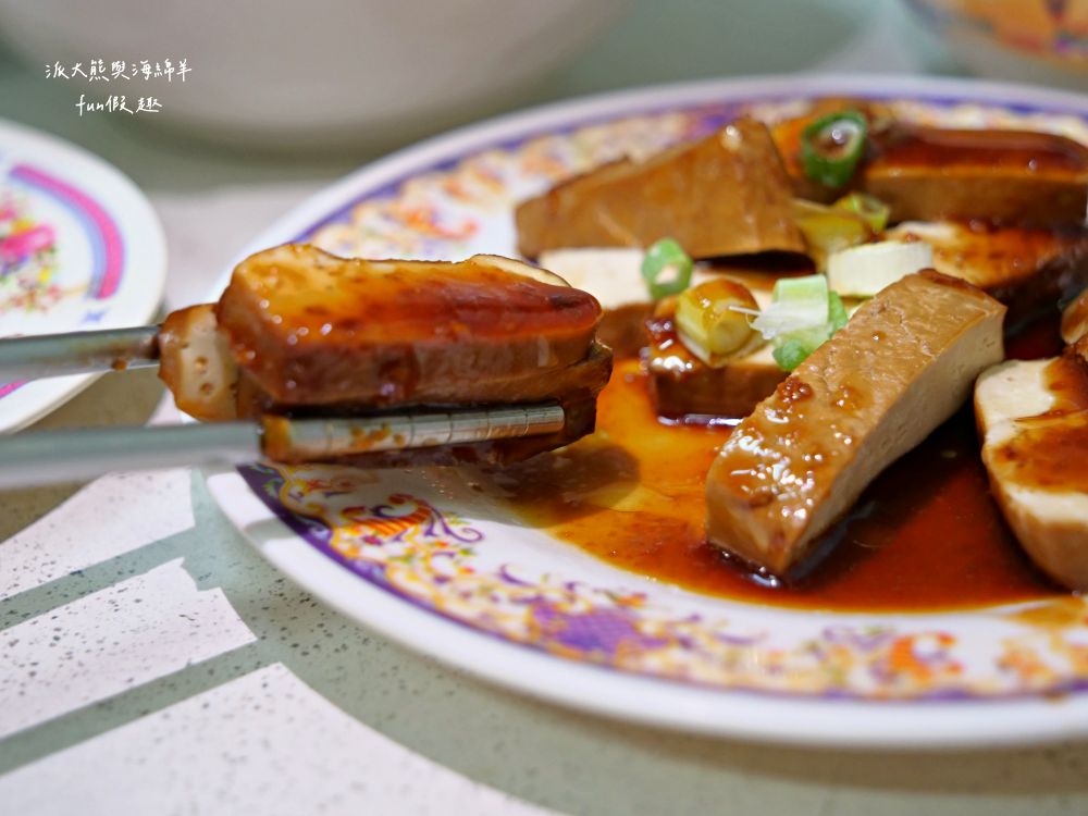 南投肉圓仔湯意麵｜南投復興路無招牌的路邊麵攤，在地人推薦南投意麵搭配肉圓仔湯，份量十足CP值高，必吃南投意麵、肉圓仔湯、餛飩麵與各類小菜!!!上午11點營業到晚上7點～