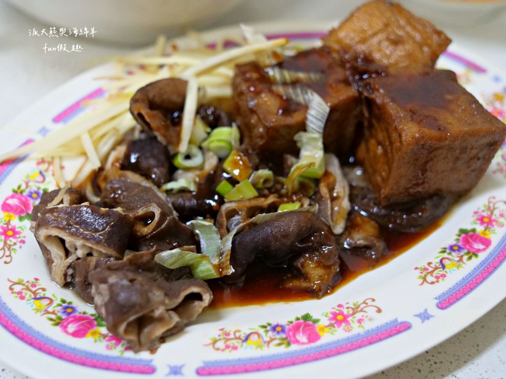 南投肉圓仔湯意麵｜南投復興路無招牌的路邊麵攤，在地人推薦南投意麵搭配肉圓仔湯，份量十足CP值高，必吃南投意麵、肉圓仔湯、餛飩麵與各類小菜!!!上午11點營業到晚上7點～