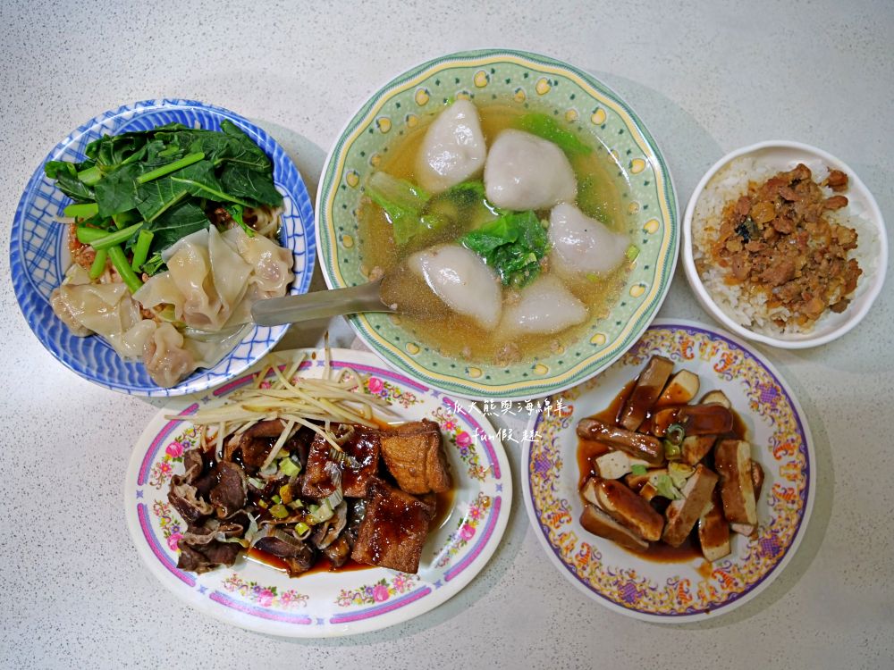 南投肉圓仔湯意麵｜南投復興路無招牌的路邊麵攤，在地人推薦南投意麵搭配肉圓仔湯，份量十足CP值高，必吃南投意麵、肉圓仔湯、餛飩麵與各類小菜!!!上午11點營業到晚上7點～