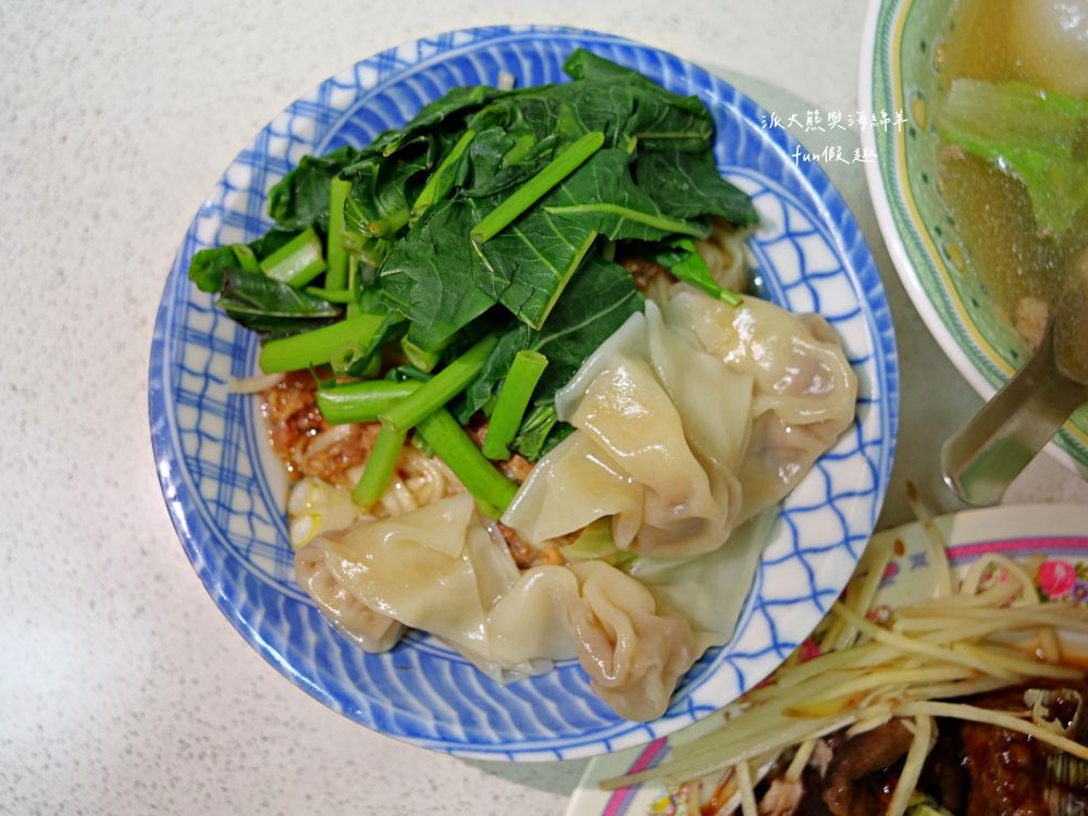 南投肉圓仔湯意麵｜南投復興路無招牌的路邊麵攤，在地人推薦南投意麵搭配肉圓仔湯，份量十足CP值高，必吃南投意麵、肉圓仔湯、餛飩麵與各類小菜!!!上午11點營業到晚上7點～