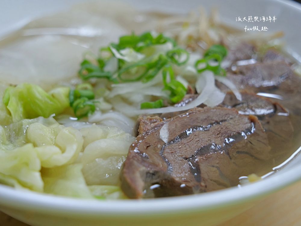 唔麵食堂｜主打充滿南洋風味Q彈越式炒粄條與鮮甜濃郁現熬大骨湯，餐點美味CP值高，草屯平價高水準美食又多1間!!!112新開幕～