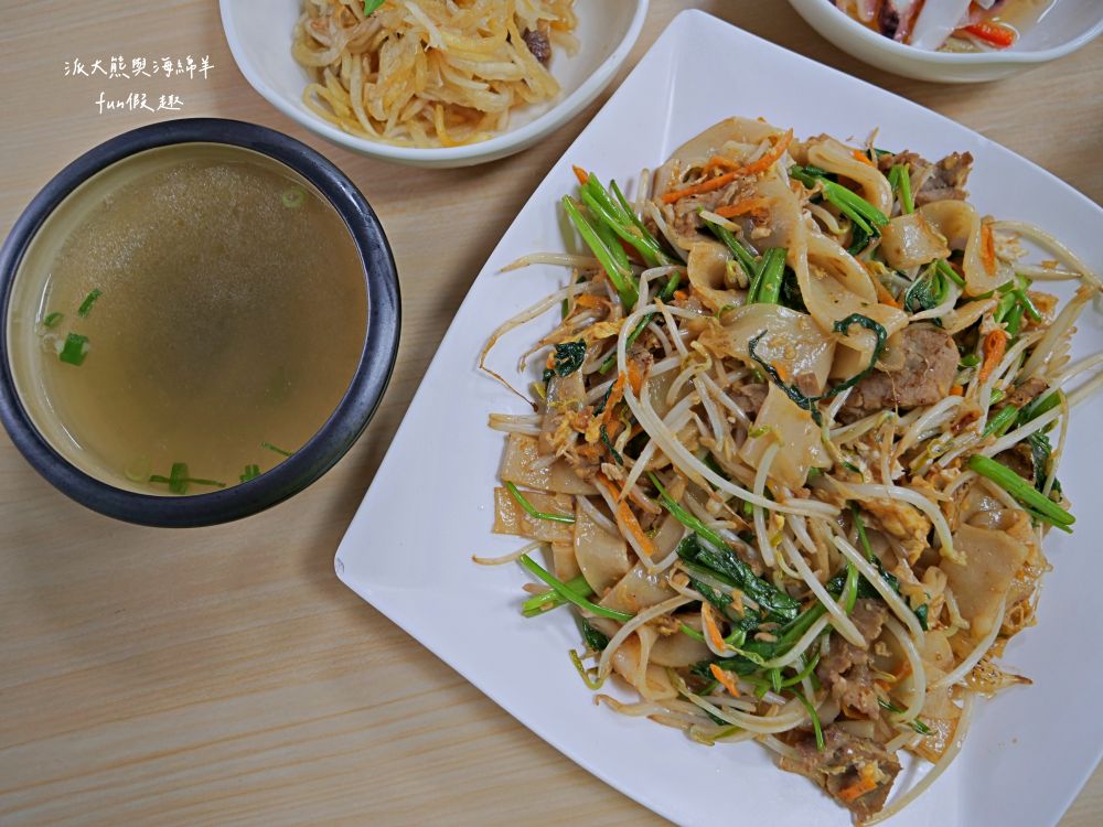 唔麵食堂｜主打充滿南洋風味Q彈越式炒粄條與鮮甜濃郁現熬大骨湯，餐點美味CP值高，草屯平價高水準美食又多1間!!!112新開幕～